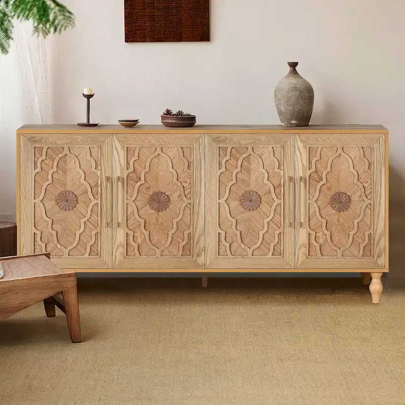 Grand meuble de rangement avec porte à motif floral sculpté et poignée en métal