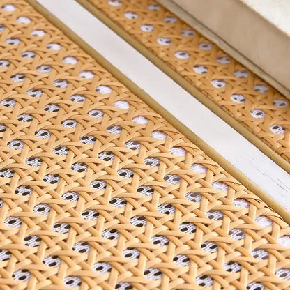 Table basse blanche à double plateau, table d'appoint rectangulaire en bois massif avec plateau en verre et imitation rotin, idéale pour le salon.