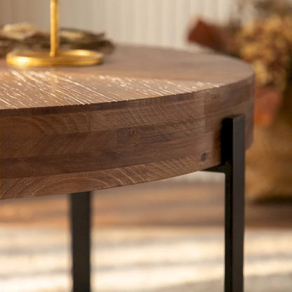 Table basse ronde moderne rétro avec plateau en bois de sapin et piètement croisé noir, idéale pour le salon.