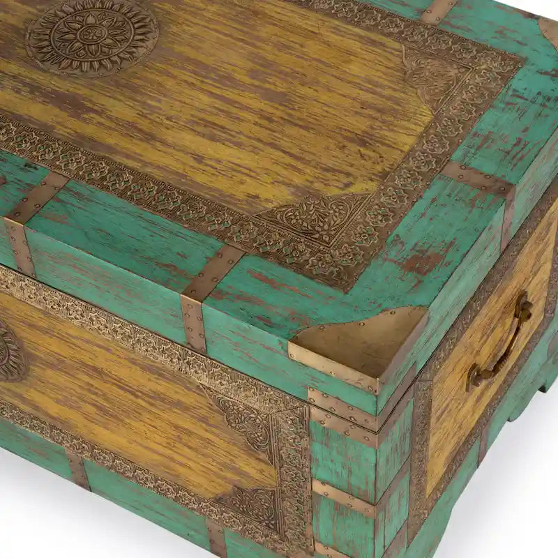 Coffre de rangement Nador avec incrustations en laiton peint à la main et table basse