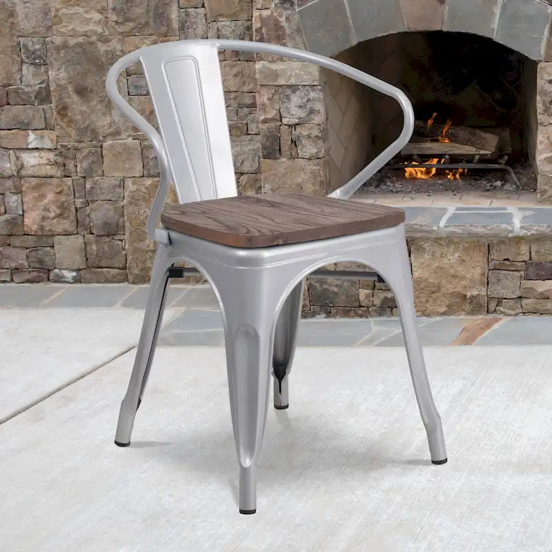 Chaise en métal avec assise et accoudoirs en bois