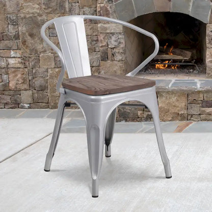 Chaise en métal avec assise et accoudoirs en bois