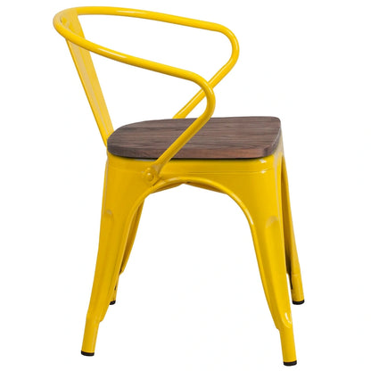 Chaise en métal avec assise et accoudoirs en bois