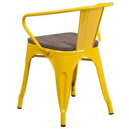 Chaise en métal avec assise et accoudoirs en bois