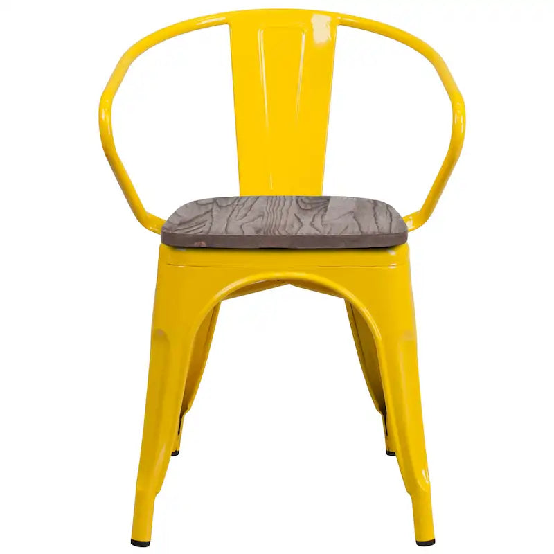 Chaise en métal avec assise et accoudoirs en bois