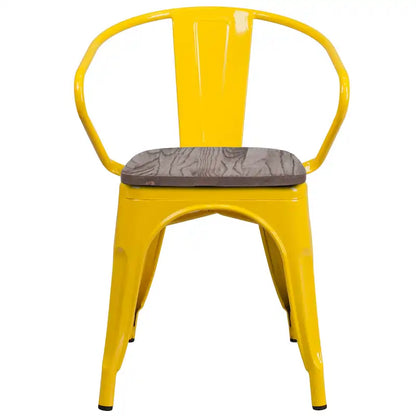 Chaise en métal avec assise et accoudoirs en bois