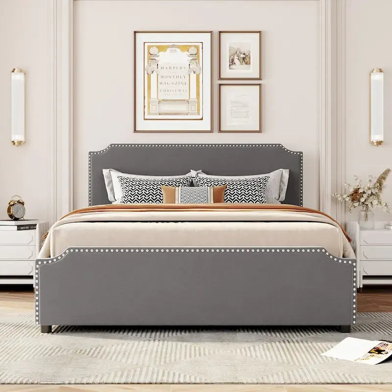 Lit plateforme capitonné avec tête et pied de lit à clous décoratifs et 4 tiroirs. Sommier non nécessaire. Revêtement en velours.