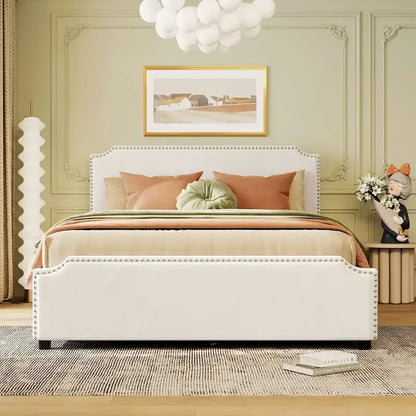 Lit plateforme capitonné avec tête et pied de lit à clous décoratifs et 4 tiroirs. Sommier non nécessaire. Revêtement en velours.