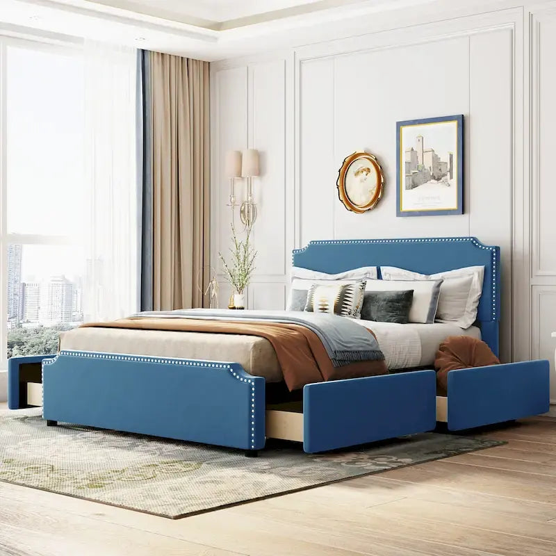 Lit plateforme capitonné avec tête et pied de lit à clous décoratifs et 4 tiroirs. Sommier non nécessaire. Revêtement en velours.