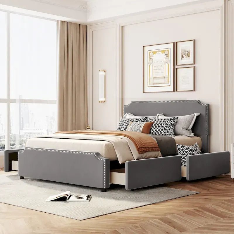 Lit plateforme capitonné avec tête et pied de lit à clous décoratifs et 4 tiroirs. Sommier non nécessaire. Revêtement en velours.