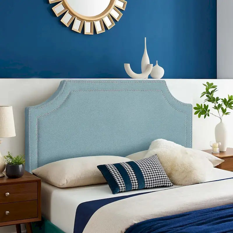 Tête de lit rembourrée en tissu Adeco avec clous décoratifs pour lit Queen