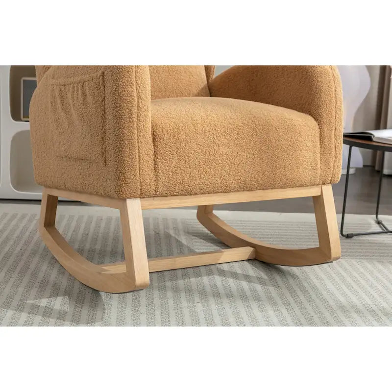 Fauteuil à bascule en tissu Teddy avec pieds en bois pour salon