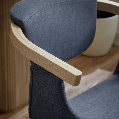 Fauteuil pivotant Art Leon, rembourré et en bois