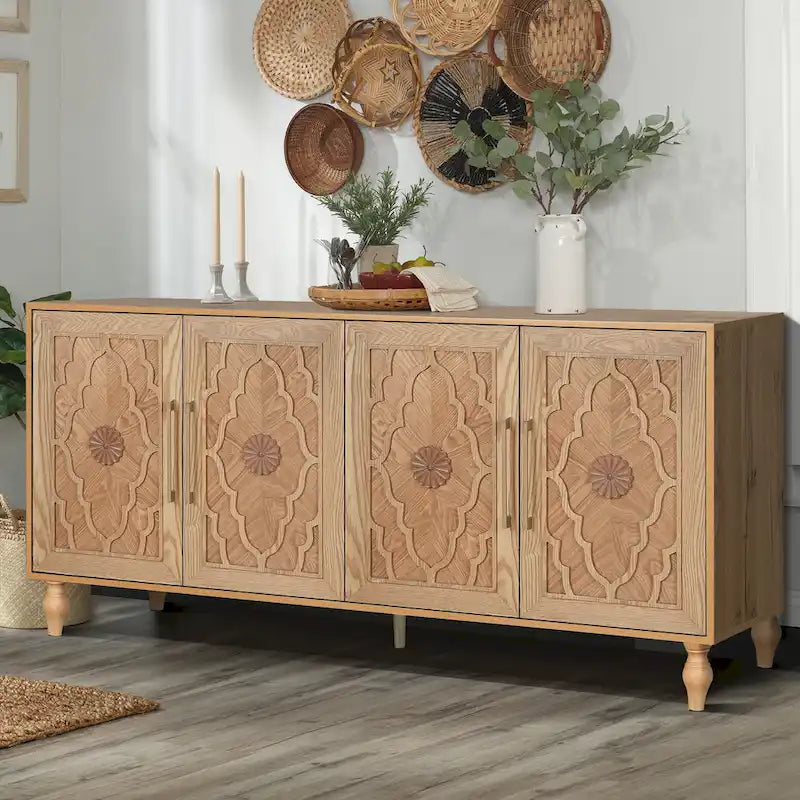 Grand meuble de rangement avec porte à motif floral sculpté et poignée en métal
