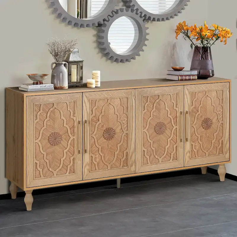Grand meuble de rangement avec porte à motif floral sculpté et poignée en métal