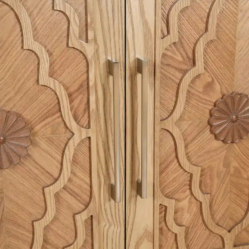 Grand meuble de rangement avec porte à motif floral sculpté et poignée en métal