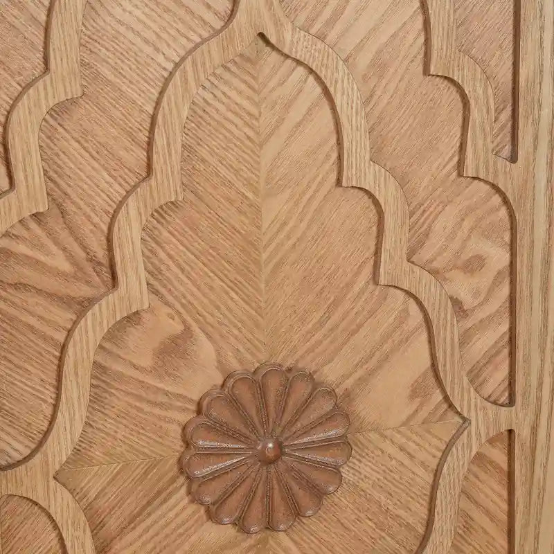 Grand meuble de rangement avec porte à motif floral sculpté et poignée en métal