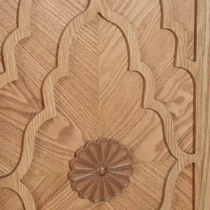 Grand meuble de rangement avec porte à motif floral sculpté et poignée en métal