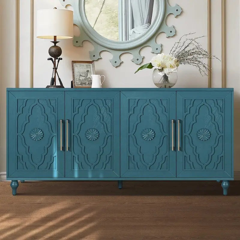 Grand meuble de rangement avec porte à motif floral sculpté et poignée en métal