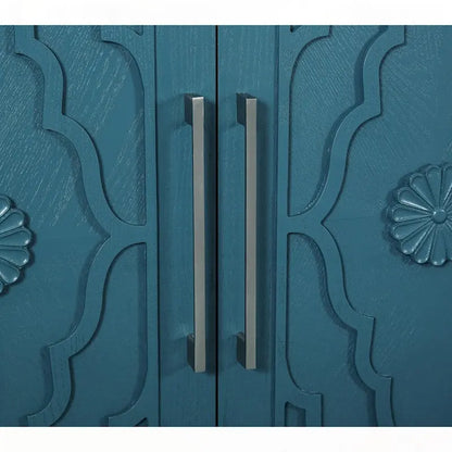 Grand meuble de rangement avec porte à motif floral sculpté et poignée en métal