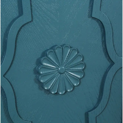 Grand meuble de rangement avec porte à motif floral sculpté et poignée en métal