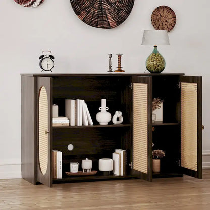 Buffet avec portes en rotin et poignées en métal, offrant un grand espace de rangement