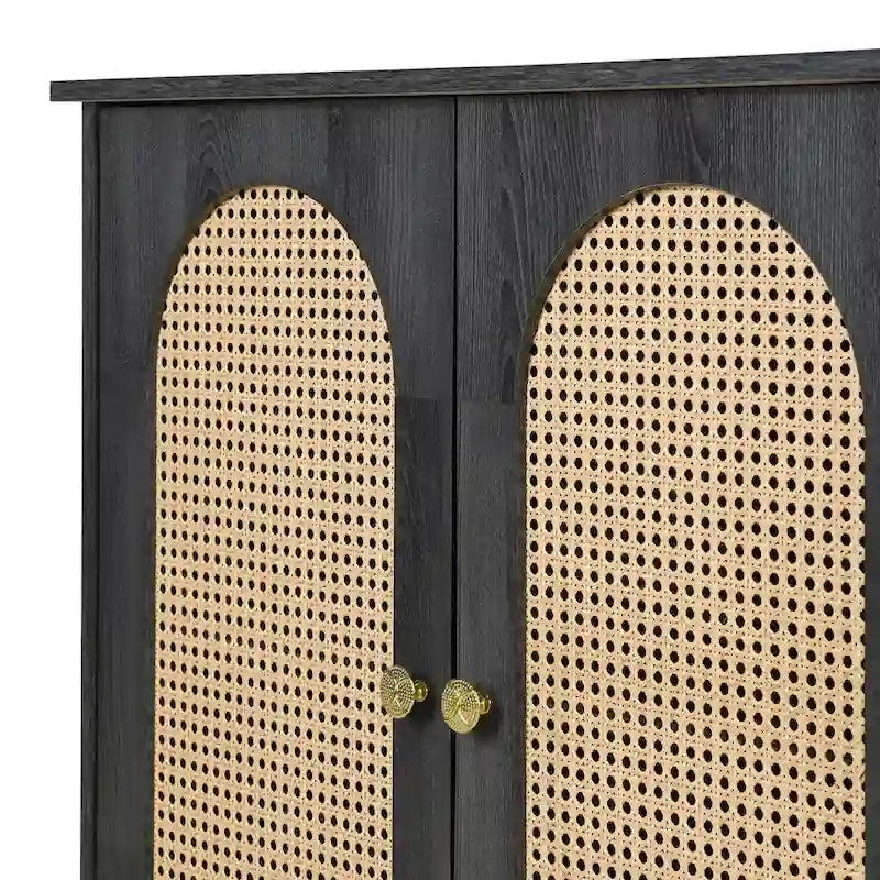 Buffet avec portes en rotin et poignées en métal, offrant un grand espace de rangement