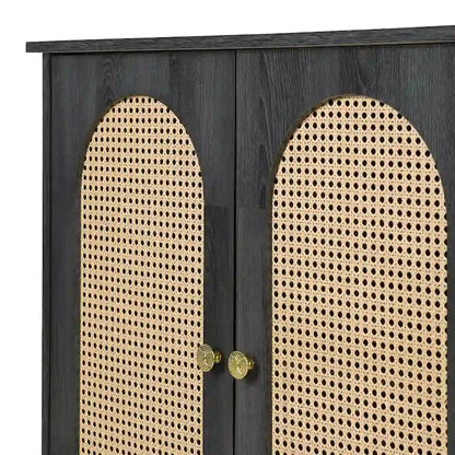 Buffet avec portes en rotin et poignées en métal, offrant un grand espace de rangement