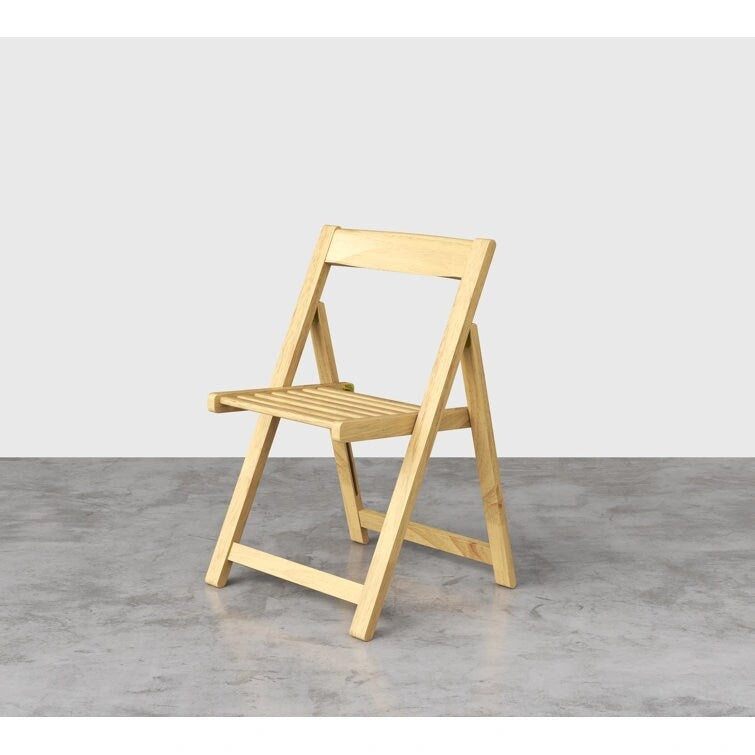 Ensemble de 2 chaises d'extérieur Stateside en bois résistant aux intempéries, pliables et compactes.